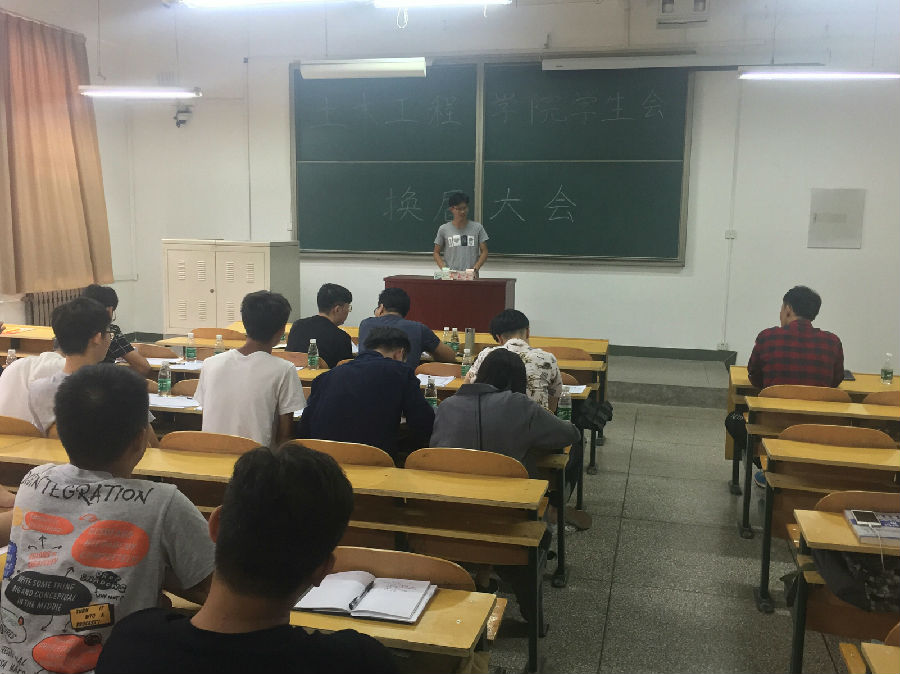 必赢官网举行学生委员会换届大会.jpg